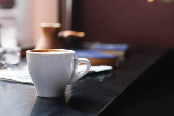 Tasse à café, ordinateur portable dans un café, entreprise , — Photo