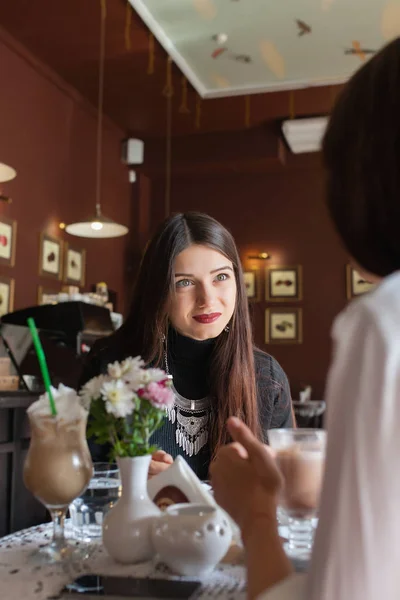 Portrait de deux belles jeunes copines assises — Photo