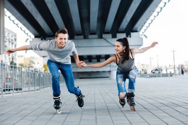 Güzel tatlı çift tekerlekli paten üzerinde sürme