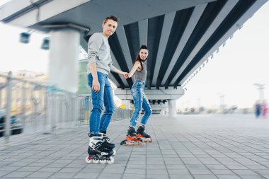 Güzel tatlı çift tekerlekli paten üzerinde sürme