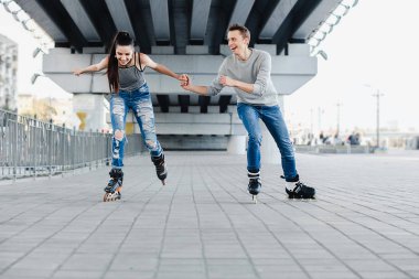 Güzel tatlı çift tekerlekli paten üzerinde sürme