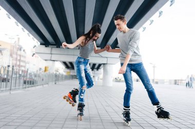 Güzel tatlı çift tekerlekli paten üzerinde sürme