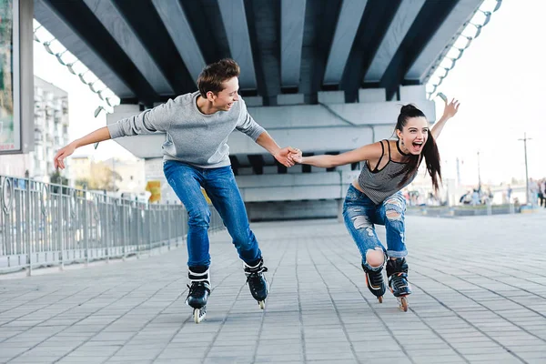 Güzel tatlı çift tekerlekli paten üzerinde sürme