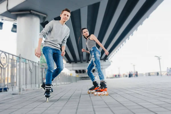 Beau couple doux chevauchant sur patins à roulettes — Photo