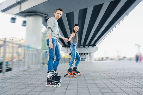 Schönes süßes Paar auf Rollschuhen unterwegs — Stockfoto