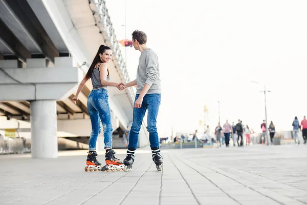 Beau couple doux chevauchant sur patins à roulettes — Photo