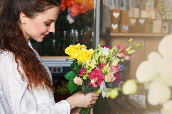 人、 业务、 销售和花艺概念 — — 快乐的微笑花店 — 图库照片