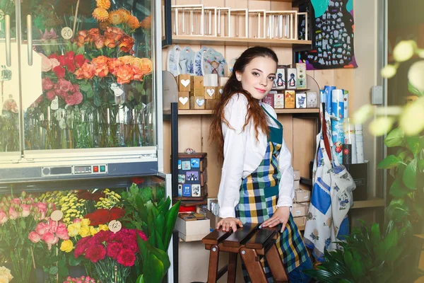 可爱集中在眼镜在花店工作的年轻女性花店 — 图库照片