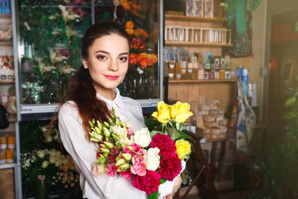 Pessoas, negócios, venda e conceito de floricultura - feliz florista sorridente — Fotografia de Stock