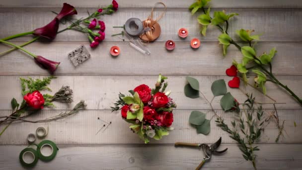 Video van het creëren van een boeket rozen. Weergave van bovenaf, cinemagraf, mooie bloemen, videoversnelling — Stockvideo