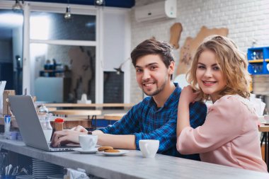 Kafede kahve içme Çift