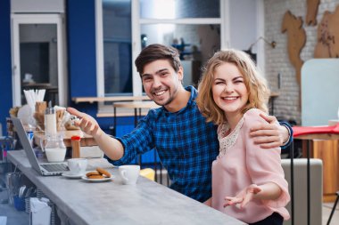 Kafede kahve içme Çift