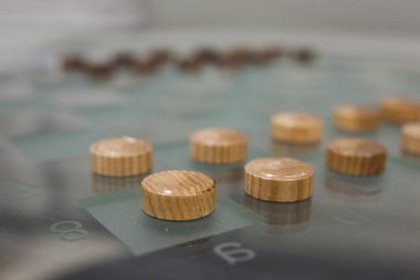 cam masa üzerinde satranç