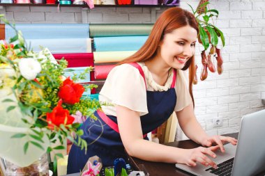 bir çiçekçide çalışan genç kız