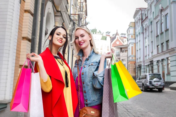 Venta y turismo, concepto de gente feliz - mujeres hermosas con bolsas de compras —  Fotos de Stock