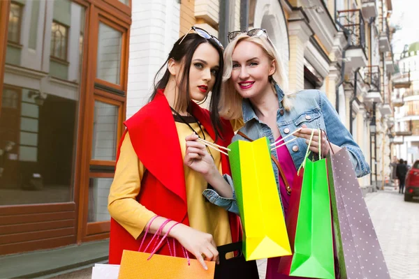 Venda e turismo, conceito de pessoas felizes - mulheres bonitas com sacos de compras — Fotografia de Stock