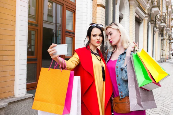 판매 및 관광, 행복 한 사람들 개념-아름 다운 여성 가방, 쇼핑을 할 selfie 사진 — 스톡 사진