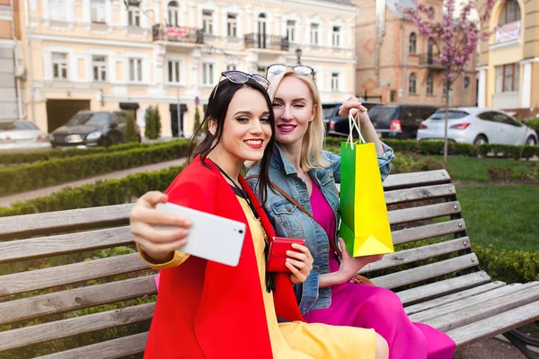 Eladó és turizmus, boldog ember fogalma - szép nők bevásárló táskák, nem fénykép selfie — Stock Fotó