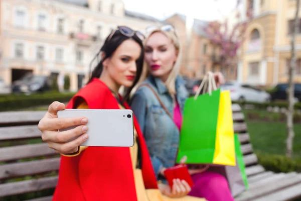 Eladó és turizmus, boldog ember fogalma - szép nők bevásárló táskák, nem fénykép selfie — Stock Fotó