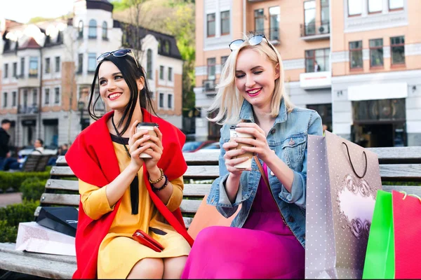 Eladás és a turizmus, boldog ember fogalma - szép nők a bevásárló szatyrok — Stock Fotó