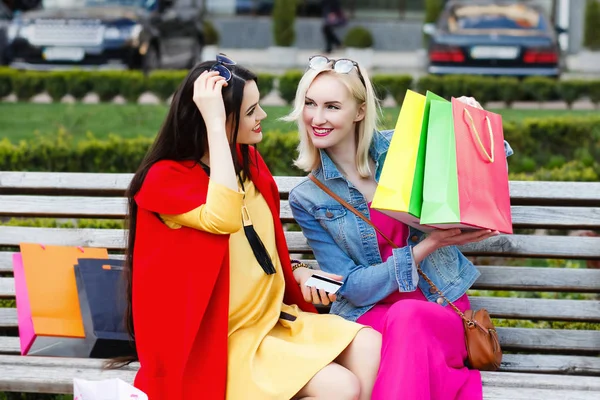 Eladás és a turizmus, boldog ember fogalma - szép nők a bevásárló szatyrok — Stock Fotó