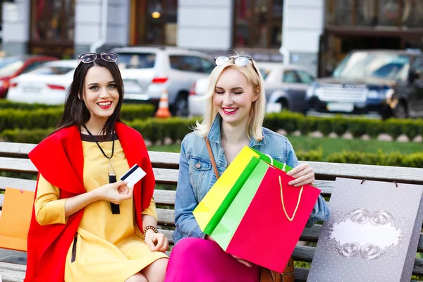 Venta y turismo, concepto de gente feliz - mujeres hermosas con bolsas de compras —  Fotos de Stock