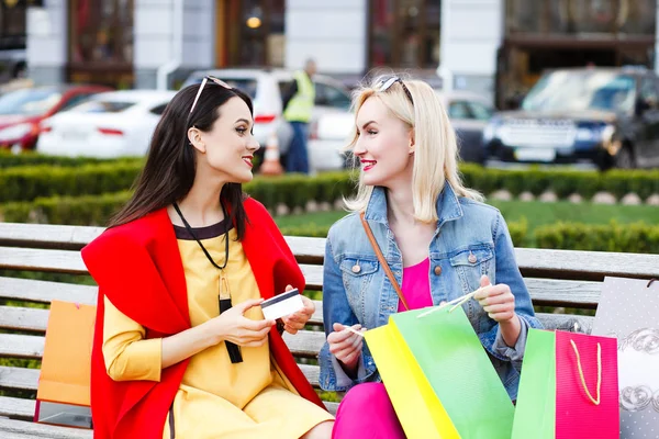 Vendita e turismo, concetto di persone felici - belle donne con borse della spesa — Foto Stock