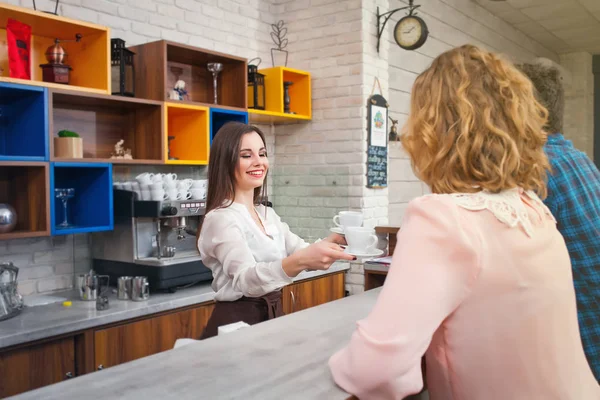 Ženské barista a zákazník v kavárně — Stock fotografie