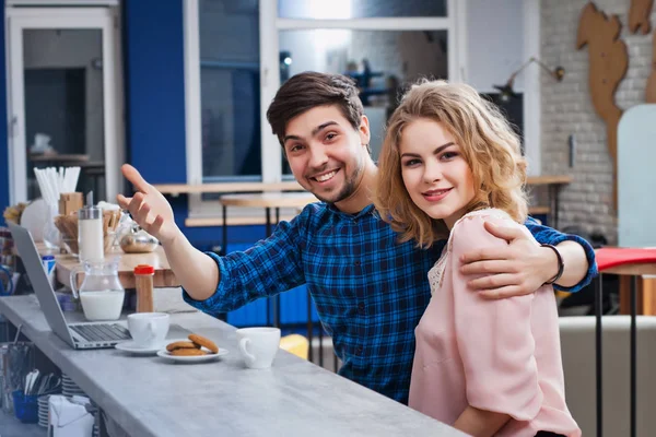 Couple boire du café dans le café — Photo