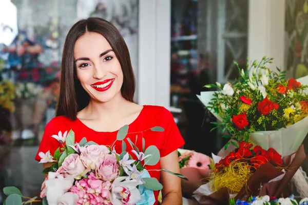 Niña trabajando en una floristería — Foto de Stock