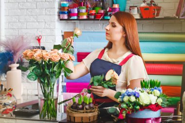 genç kız bir çiçekçi, çiçekçi kadın çalışan bir buket yapar