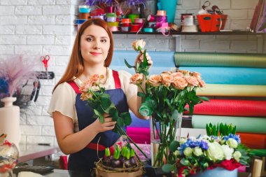 genç kız bir çiçekçi, çiçekçi kadın çalışan bir buket yapar