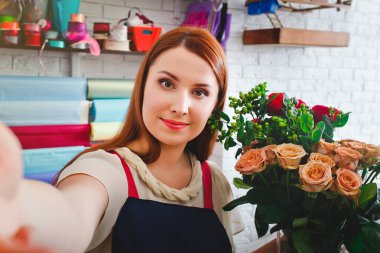 genç kız bir çiçekçi, çiçekçi kadın çalışan bir buket yapar