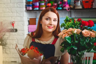 bir çiçekçide çalışan genç kız