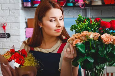 bir çiçekçide çalışan genç kız