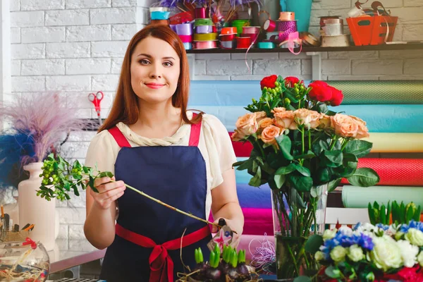 Giovane ragazza che lavora in un negozio di fiori, Fiorista donna fa un bouquet — Foto Stock