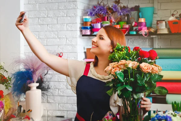 Giovane ragazza che lavora in un negozio di fiori, Fiorista donna fa un bouquet — Foto Stock