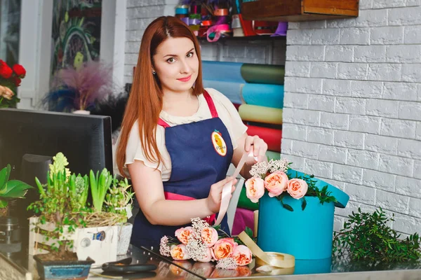 Junges Mädchen arbeitet in einem Blumenladen — Stockfoto