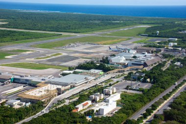 Punta Cana, Dominik Cumhuriyeti - 4 Ocak 2017: Punta Cana Havalimanı. Yukarıda bir helikopterden görüntülemek.