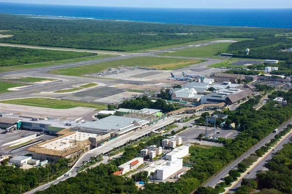 PUNTA CANA, DOMINICAN REPUBLIC - January 4, 2017: Punta Cana International Airport. View above from a helicopter. — Stock Photo, Image