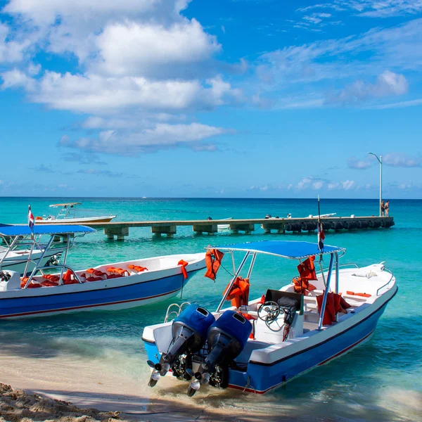 Boote mit Motor im klaren Meer vor dem Hintergrund von Palmen und schönen Wolken. — Stockfoto