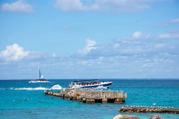 Boote im klaren Ozean vor dem Hintergrund von Palmen und schönen Wolken. — Stockfoto