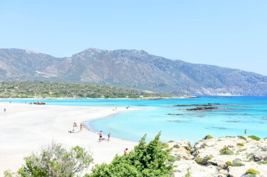 Sandy beach mavi deniz ve mavi gökyüzü ile bir adada