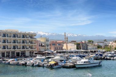 Güzel beyaz yat ve tekne limanıdır