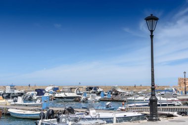 Güzel beyaz yat ve tekne limanıdır