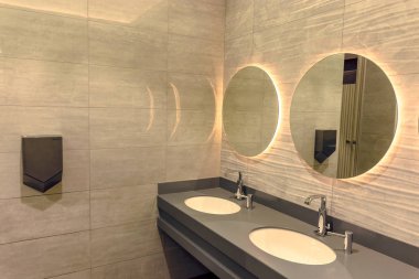 Bir banyo lavabo ve aynalar