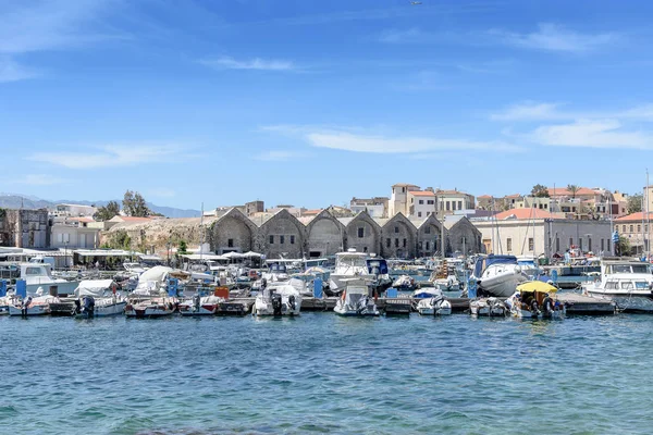 Güzel beyaz yat ve tekne limanıdır