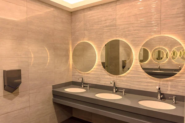 Bir banyo lavabo ve aynalar