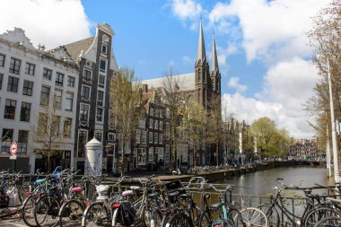 Amsterdam kanalları, Bisiklet köprüde, güzel evler nehir boyunca