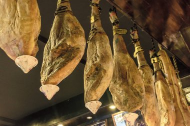 Kurutulmuş domuz jamon duvarda asılı arka bacak